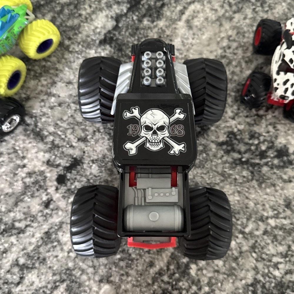 HOT WHEELS 1/24 "BONESHAKER" BLACK/RED MONSTER JAM DIECAST Plus 5 Smaller Trucks - Picture 7 of 12